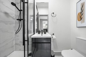 Apartment, 1 Double Bed with Sofa bed | Bathroom - CLG Apartments (London)