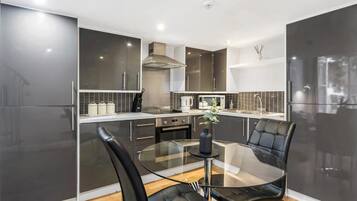Superior Apartment, Balcony, City View | Private kitchen | Fridge, microwave, oven, stovetop