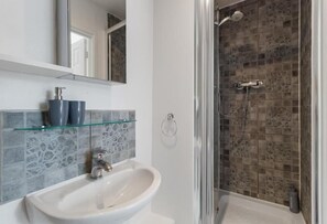 Studio Standard | Salle de bain | Douche, articles de toilette gratuits, sèche-cheveux