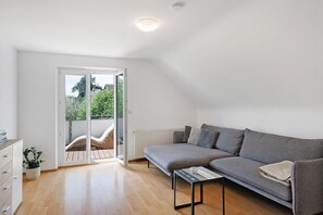 Living area - Apartment 'Panoramablick' with Mountain View and Balcony (Lustenau)