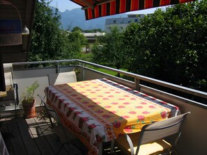 Outdoor dining - Apartment 'Panoramablick' with Mountain View and Balcony (Lustenau)