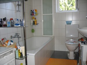 Bathroom - Apartment 'Panoramablick' with Mountain View and Balcony (Lustenau)