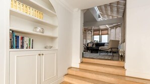 Una escalera conduce a un comedor con vista a la cocina.