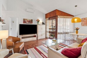 TV - Apartment 'Sohail' with Private Terrace, Wi-Fi and Air Conditioning (Fuengirola)