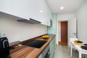 Private kitchen - Queluz Scarlatti Stay with Patio | 4 Guests (Queluz)
