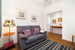 Living area - Queluz Scarlatti Stay with Patio | 4 Guests (Queluz)