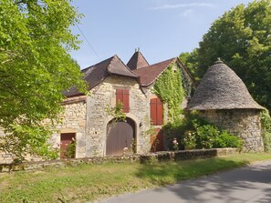 Exterior - Holiday Home “Gîte Les Tilleuls” with Shared Terrace, Communal Garden and Wi-Fi (Boussac)