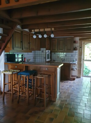 Fridge, microwave, oven, stovetop - Holiday Home “Gîte Les Tilleuls” with Shared Terrace, Communal Garden and Wi-Fi (Boussac)