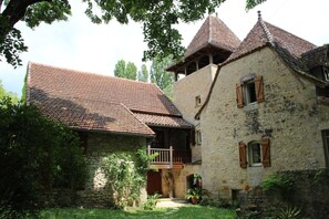 Exterior - Holiday Home “Gîte Les Tilleuls” with Shared Terrace, Communal Garden and Wi-Fi (Boussac)