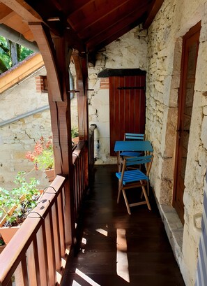 Outdoor dining - Holiday Home “Gîte Les Tilleuls” with Shared Terrace, Communal Garden and Wi-Fi (Boussac)