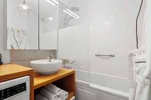 Shower, hair dryer, towels, shampoo - Charming 2BR Flat Near Eiffel Tower & Invalides (Paris)