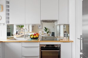 Fridge, microwave, oven, stovetop - Charming 2BR Flat Near Eiffel Tower & Invalides (Paris)