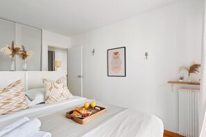 2 habitaciones, escritorio y tabla de planchar con plancha 