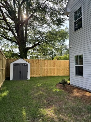 Property grounds - Modern Home · Downtown Wilmington · Pet Friendly · Sleeps 10 · Fully Fenced Yard (Wilmington)