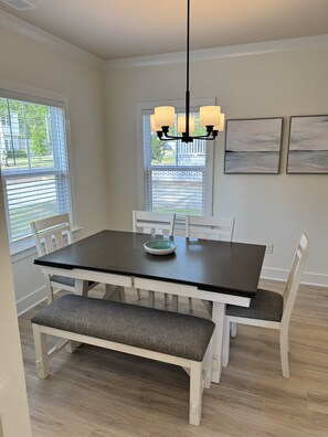 Dining - Modern Home · Downtown Wilmington · Pet Friendly · Sleeps 10 · Fully Fenced Yard (Wilmington)