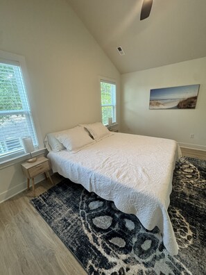 3 bedrooms, iron/ironing board, WiFi, bed sheets - Modern Home · Downtown Wilmington · Pet Friendly · Sleeps 10 · Fully Fenced Yard (Wilmington)