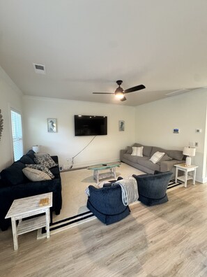 Smart TV - Modern Home · Downtown Wilmington · Pet Friendly · Sleeps 10 · Fully Fenced Yard (Wilmington)