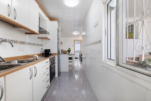Jääkaappi, mikroaaltouuni, uuni, liesi