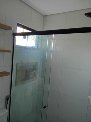Dusche, Bidet, Handtücher, Seife
