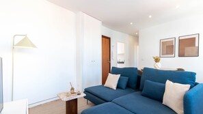 TV - Alegria Central Retreat by LovelyStay (Porto)