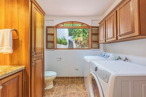 Ducha, secador de pelo, toallas, jabón