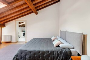 Room - Penthouse in palazzo San Donnini (Modena)