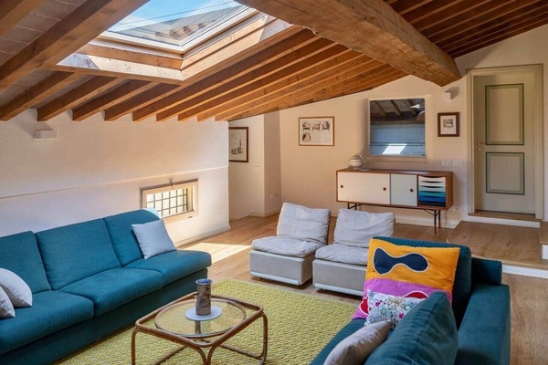 sala con poltrone, divani, camino e tv (con prime video, Netflix, dazn, Spotify ecc.)