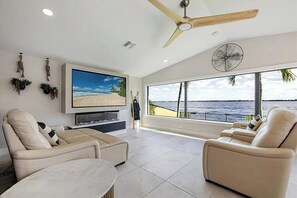 Smart TV, fireplace - VRCC Villa Pura Vida (Cape Coral)