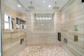 Shower, towels - VRCC Villa Pura Vida (Cape Coral)