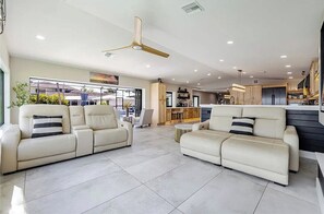 Smart TV, fireplace - VRCC Villa Pura Vida (Cape Coral)