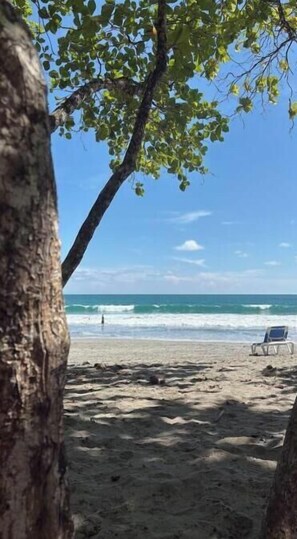 Beach - Tropical Charm in the Heart of Quepos | Private Room with A/C (Puntarenas)