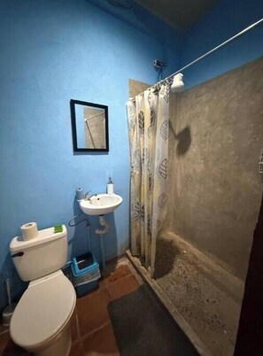 Bathroom - Tropical Charm in the Heart of Quepos | Private Room with A/C (Puntarenas)