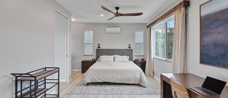 2 habitaciones, escritorio y tabla de planchar con plancha