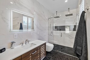 Shower, eco-friendly toiletries, hair dryer, bidet - Sunset House: 2BR Hilltop Home with Views + Lux Baths; Beaches, Safari Park (Vista)