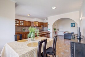 Dining - Apartment 'Alojamento Vistas Mar' with Sea View and Balcony (Chafé)