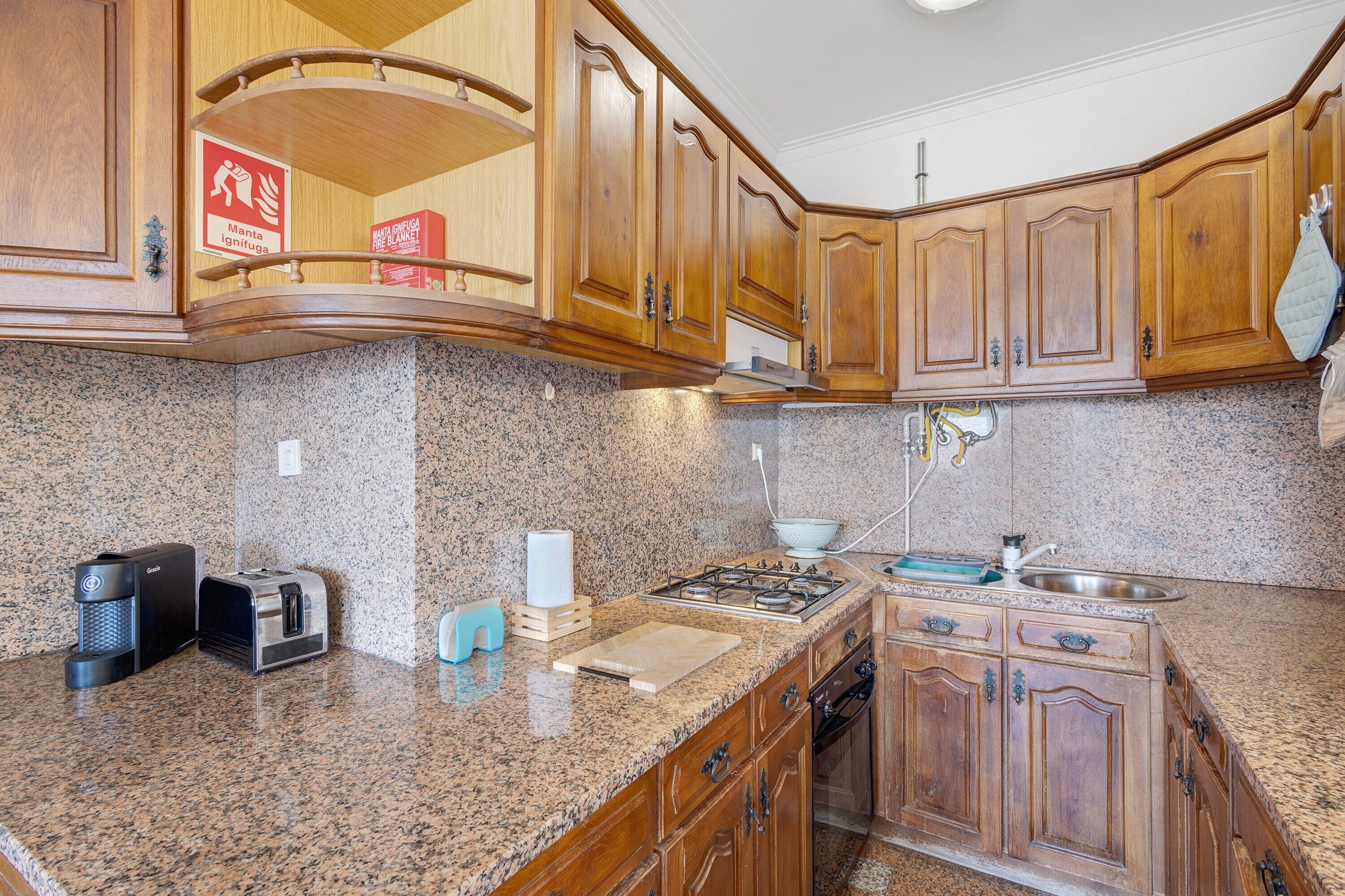 Frigorífico, horno, placa de cocina y cafetera o tetera
