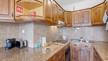 Frigorífico, horno, placa de cocina y cafetera o tetera