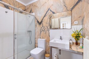 Bathroom - Apartment 'Alojamento Vistas Mar' with Sea View and Balcony (Chafé)