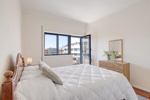 Room - Apartment 'Alojamento Vistas Mar' with Sea View and Balcony (Chafé)