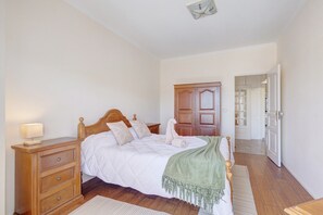 3 slaapkamers, een strijkplank/strijkijzer, wifi, beddengoed