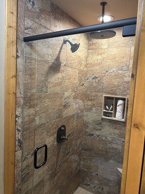 Douche, baignoire à jets, sèche-cheveux, serviettes fournies