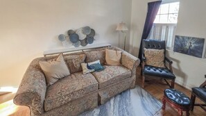 House, 2 Bedrooms | Living area - Belleview (Alexandria)