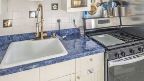 House, 2 Bedrooms | Private kitchen - Belleview (Alexandria)