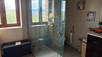 Douche, sèche-cheveux, serviettes fournies, savon