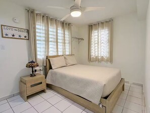 1 dormitorio, tabla de planchar con plancha, wifi y ropa de cama