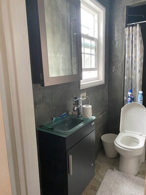 Dusche, Haartrockner, Handtücher, Seife