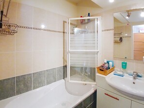 Shower, towels - Juan-les-Pins Palais de la Mer: 2-Room Apartment with Terrace and Parking (Antibes)