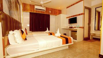 Executive Double or Twin Room | Desk, laptop workspace, iron/ironing board, free WiFi