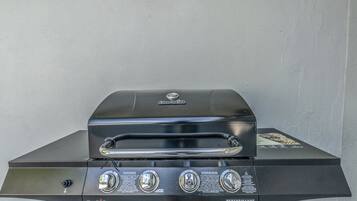 Un barbecue à gaz Char-Broil doté d’un écran numérique, d’un bouton de commande et d’une poignée en acier inoxydable.