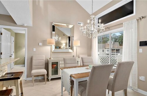 Renovated 3BR Sea Colony, Screened Porch, Pond View, Tennis, Pools & Beach Tram